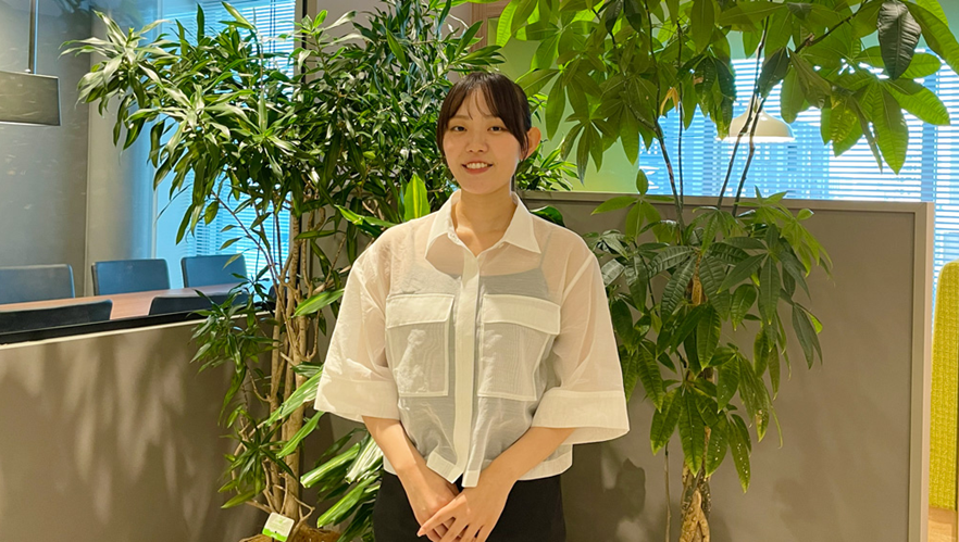 オフィス内の久野さん