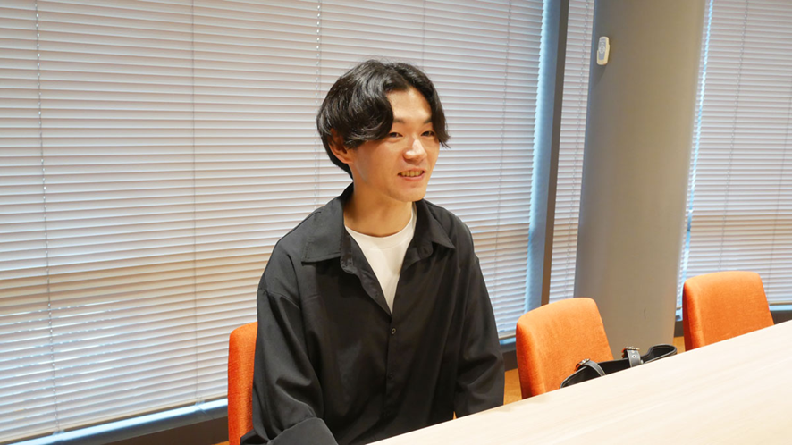 受賞時の感想についてインタビュー中の太田さん