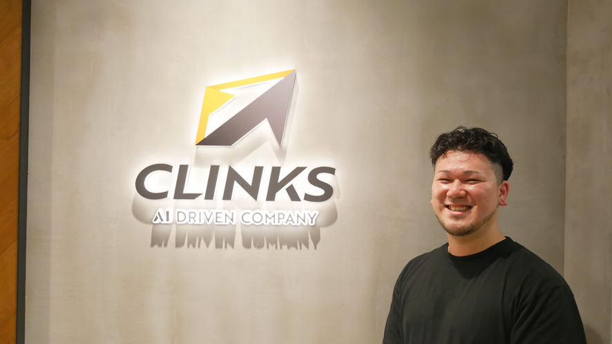 CLINKSのロゴ前の栗林さん